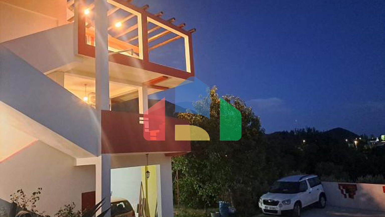 Просторный дом на великолепном большом участке с оливковыми деревьями