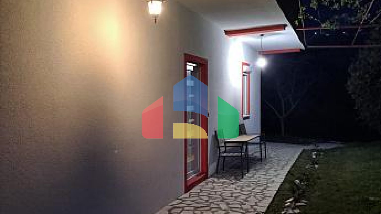 Просторный дом на великолепном большом участке с оливковыми деревьями