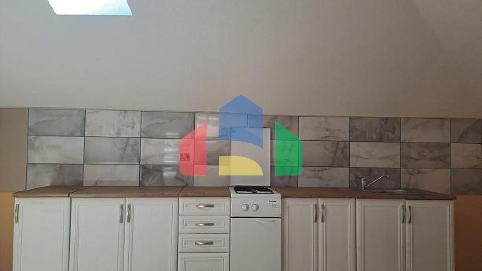 Просторный дом на великолепном большом участке с оливковыми деревьями