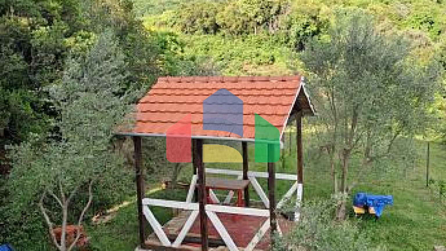 Просторный дом на великолепном большом участке с оливковыми деревьями