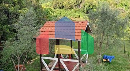 Просторный дом на великолепном большом участке с оливковыми деревьями