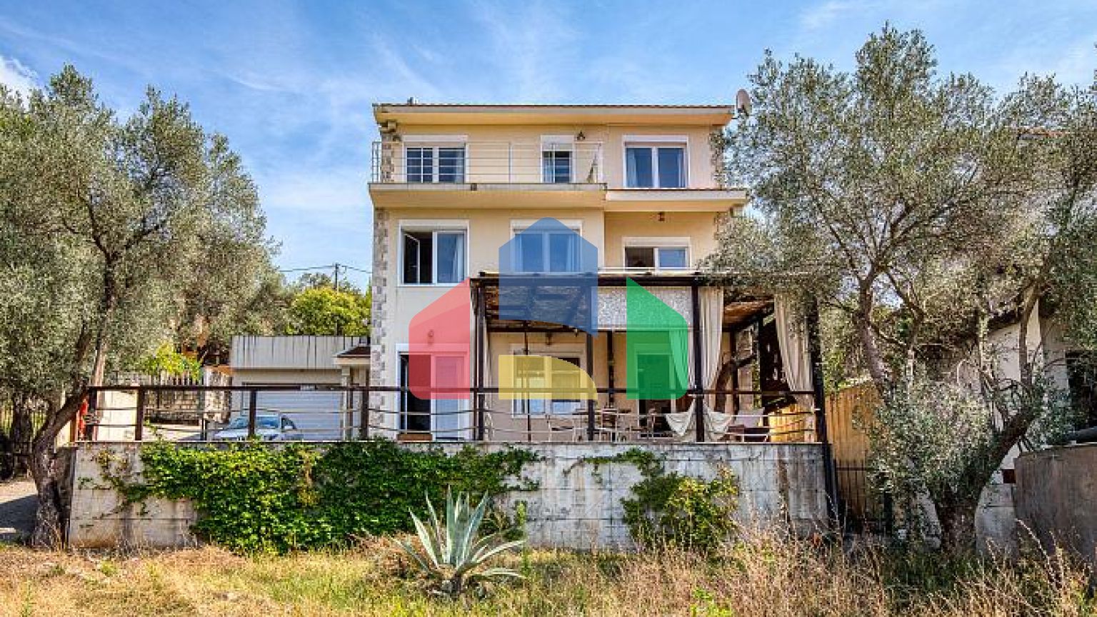 Элегантный дом с потрясающим видом на Бока-Которский залив в Herceg Novi