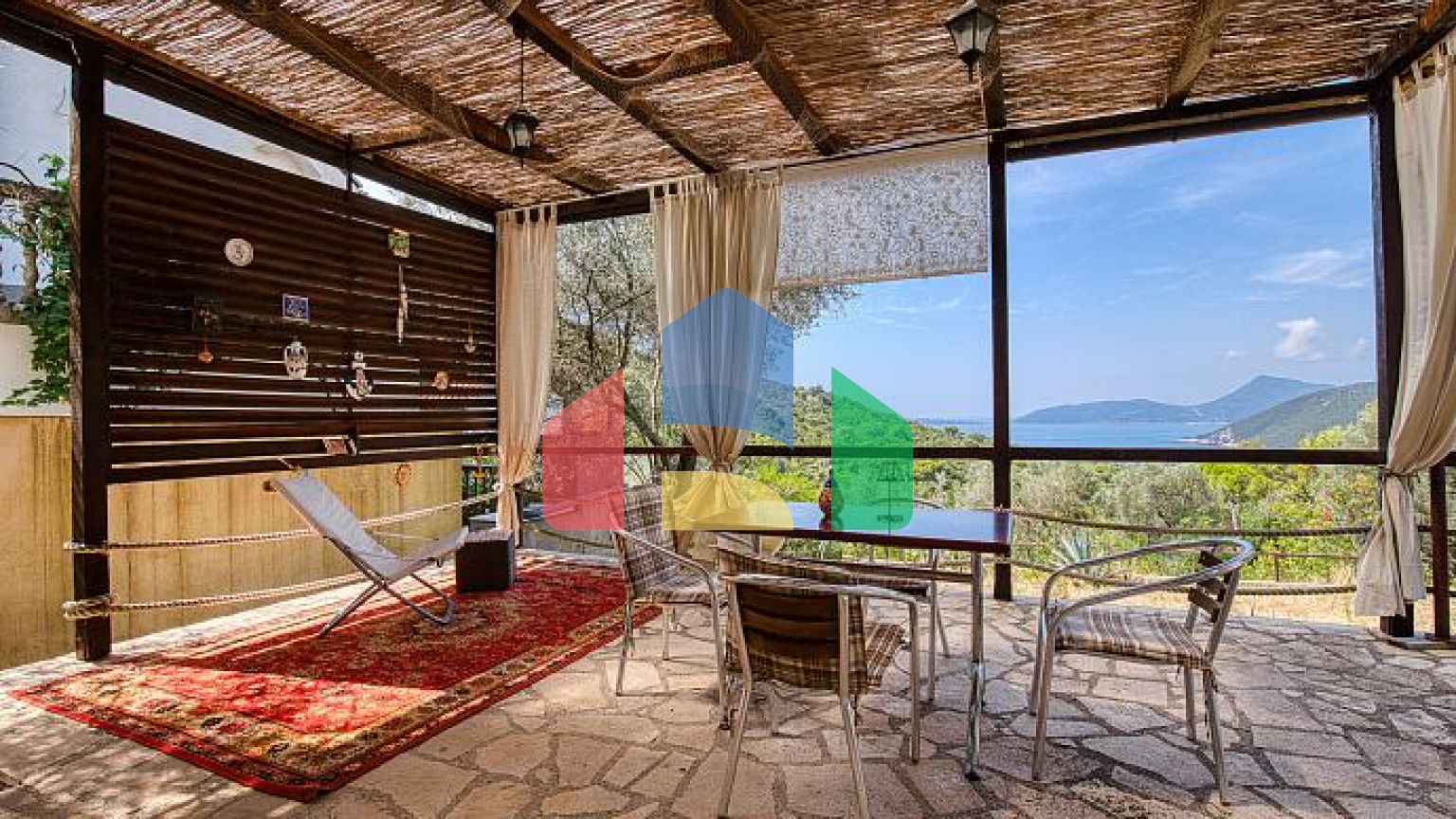 Элегантный дом с потрясающим видом на Бока-Которский залив в Herceg Novi