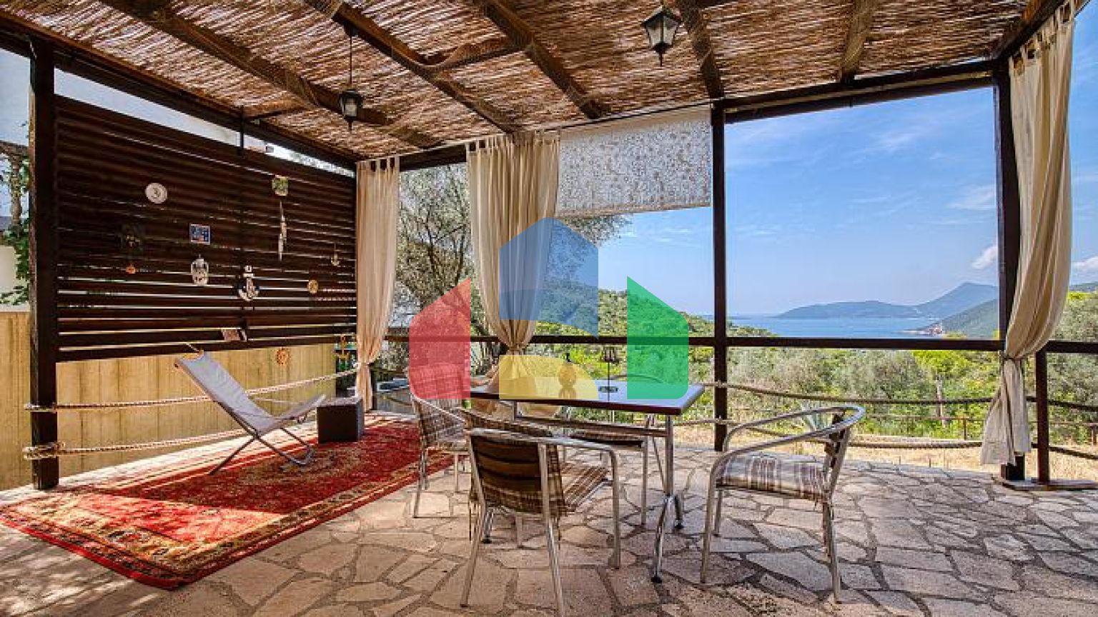 Элегантный дом с потрясающим видом на Бока-Которский залив в Herceg Novi