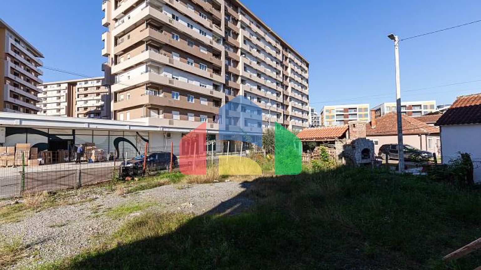 Офисно-торговый центр в завершающей фазе на земельном участке 652 м² в центре Подгорицы