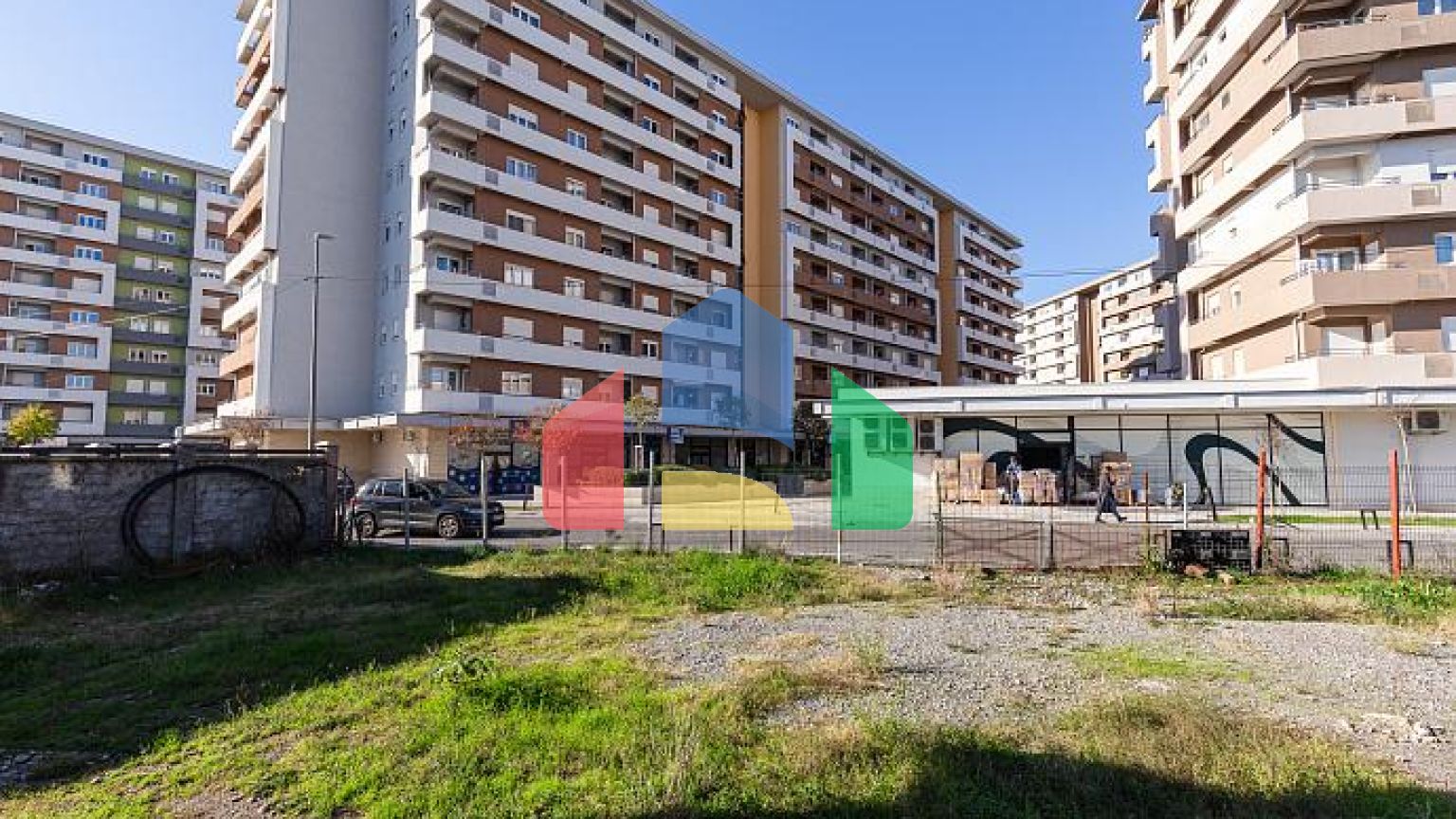 Офисно-торговый центр в завершающей фазе на земельном участке 652 м² в центре Подгорицы