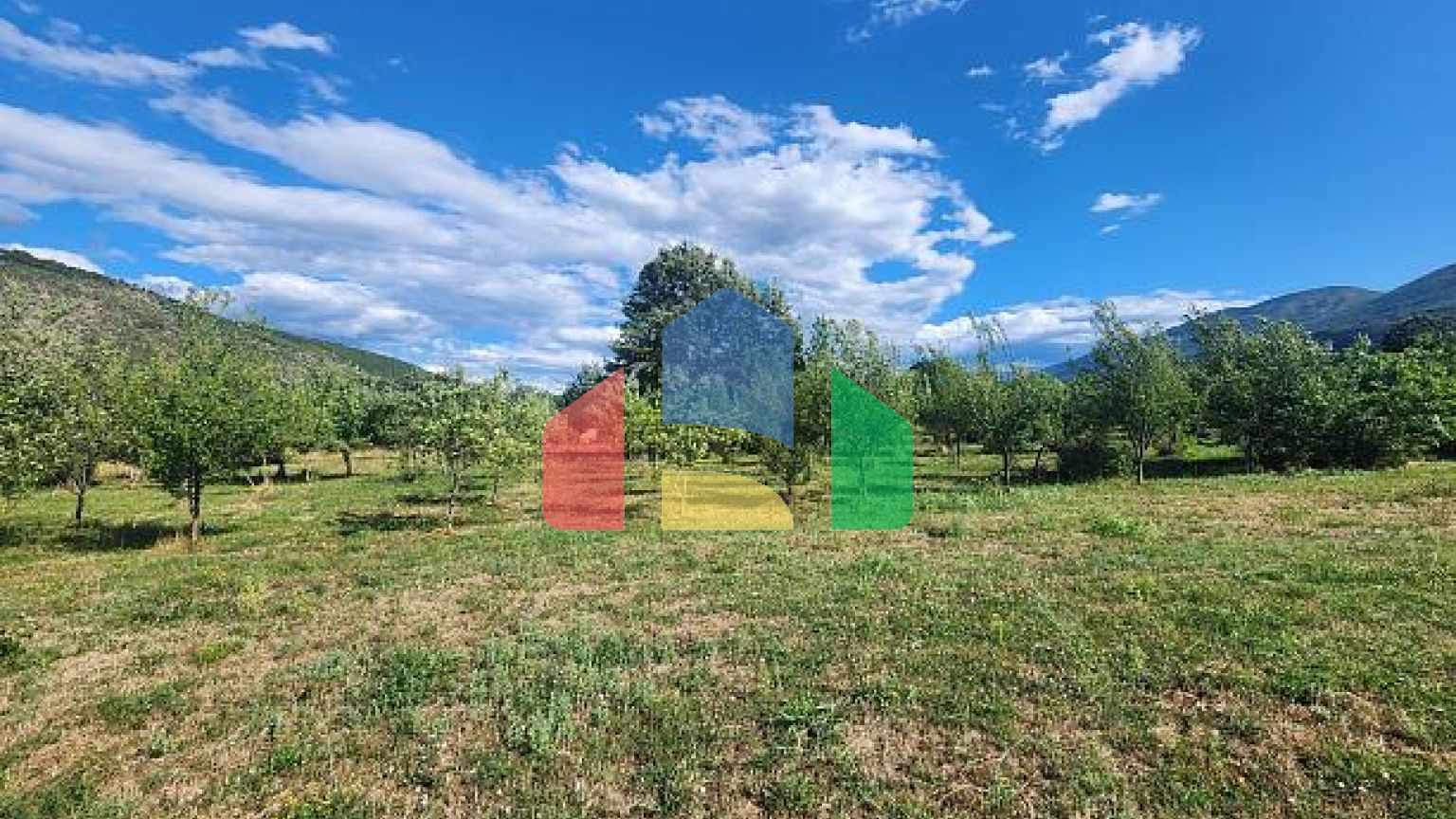 ПРОДАЁТСЯ – Дом с большим участком и фруктовым садом, рядом с Даниловградом