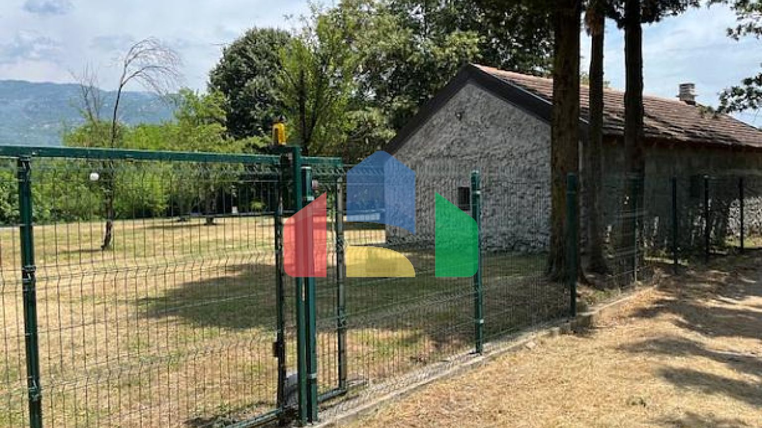 Прекрасная недвижимость с двумя домами в долине реки Зета