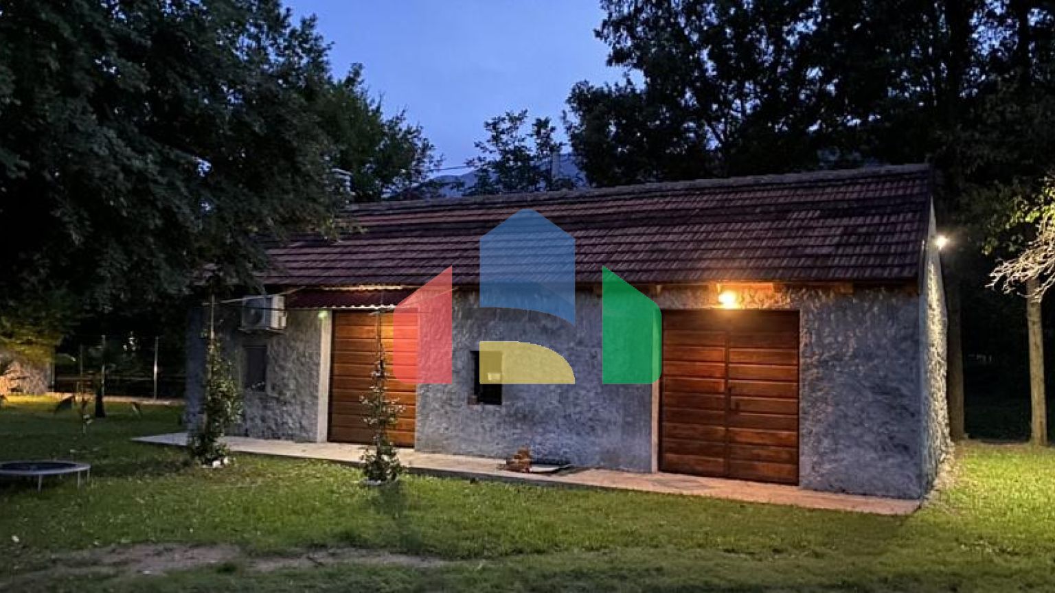 Прекрасная недвижимость с двумя домами в долине реки Зета