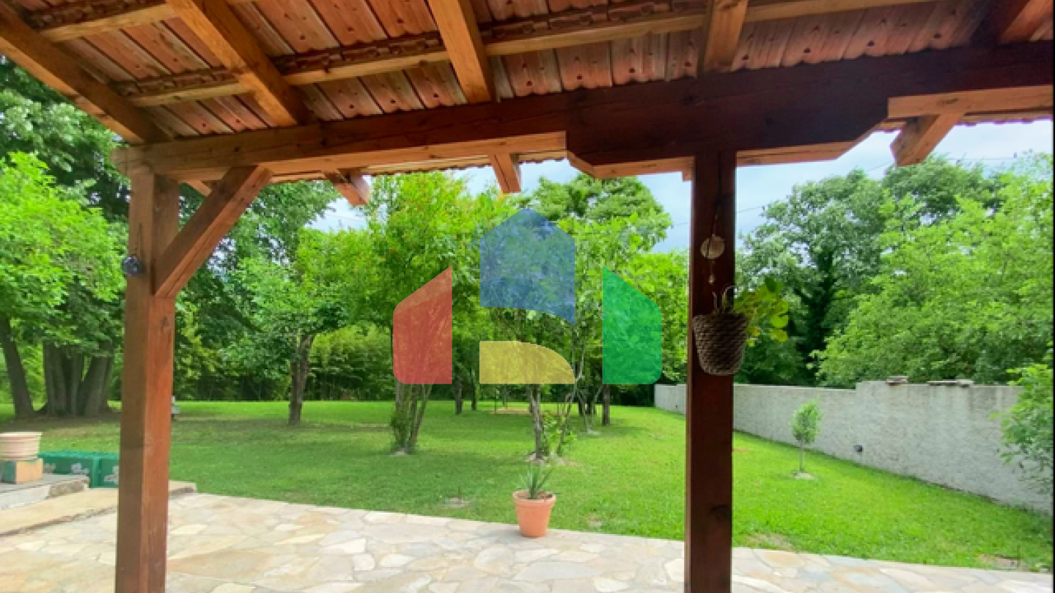 Прекрасная недвижимость с двумя домами в долине реки Зета