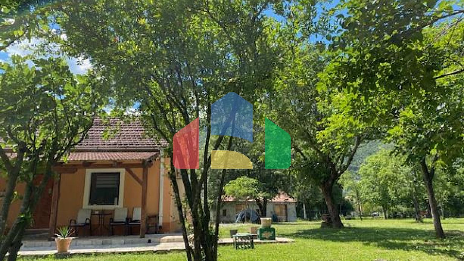 Прекрасная недвижимость с двумя домами в долине реки Зета