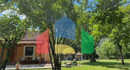 Прекрасная недвижимость с двумя домами в долине реки Зета Прекрасная недвижимость с двумя домами в долине реки Зета