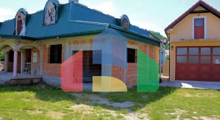 Продаётся дом с большим участком в Цетине
