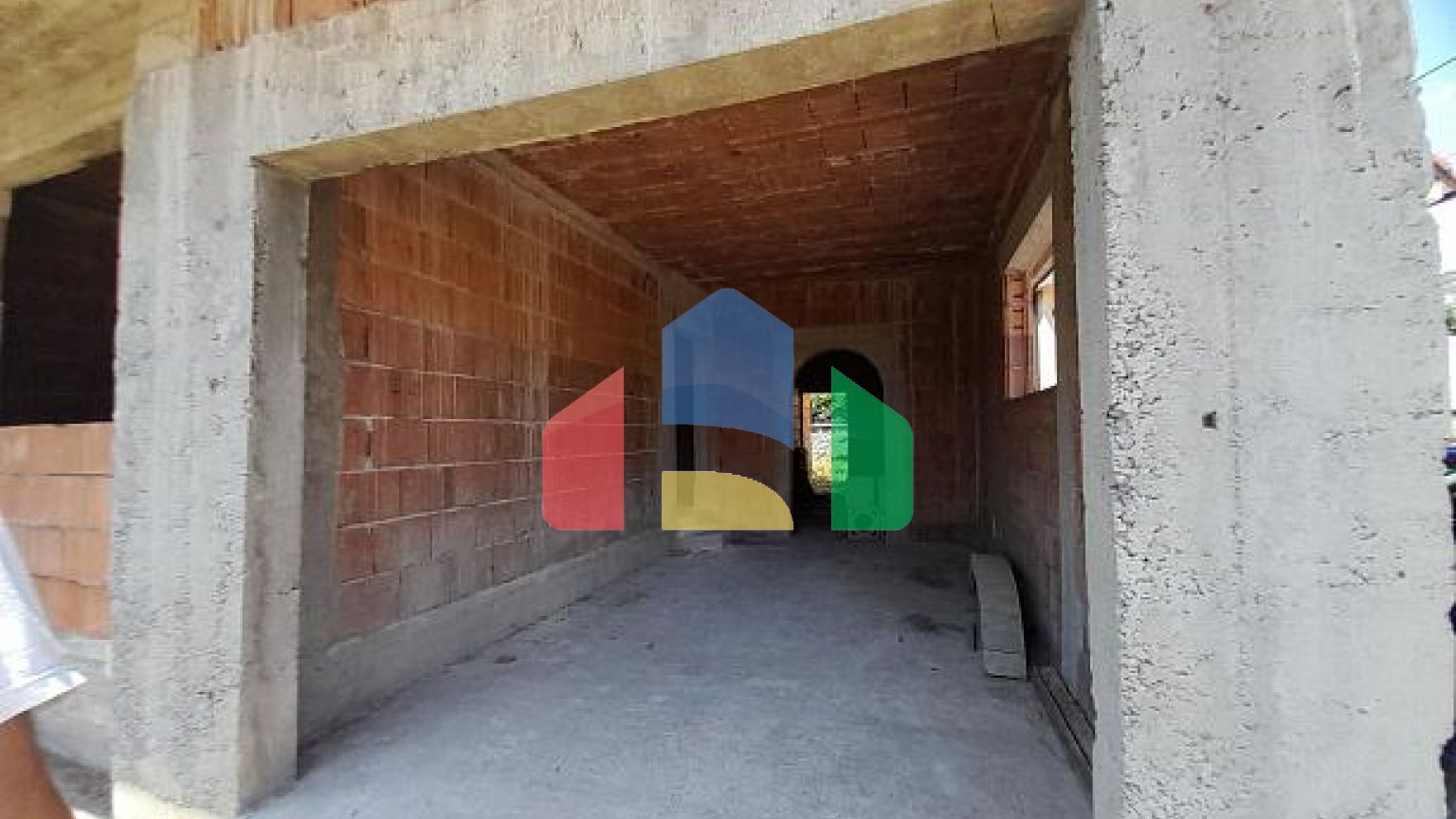 Продаётся дом с большим участком в Цетине