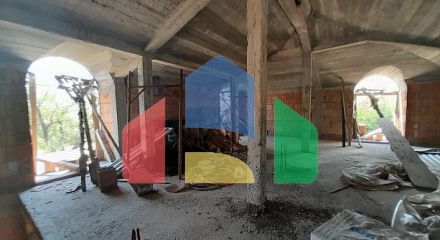 Продаётся дом с большим участком в Цетине