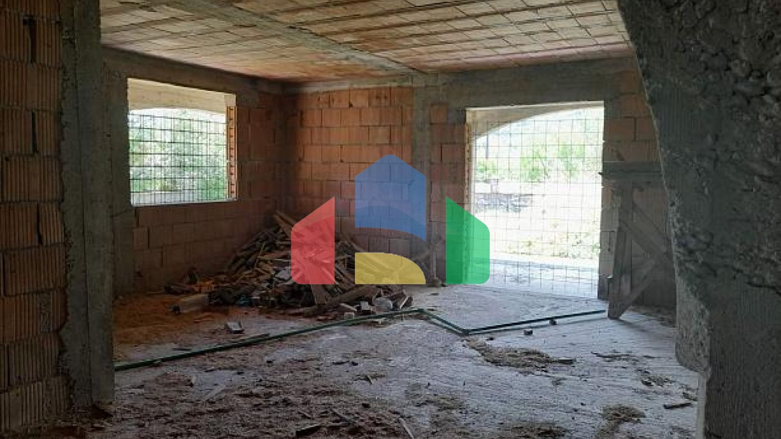 Продаётся дом с большим участком в Цетине