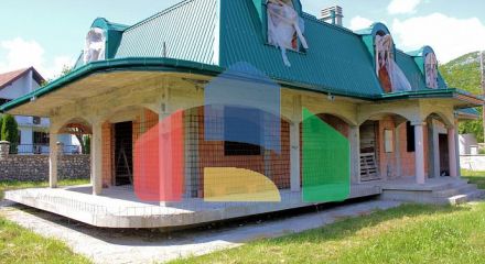 Продаётся дом с большим участком в Цетине