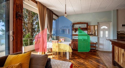 Трехэтажный дом с панорамным видом на море в Ульцине