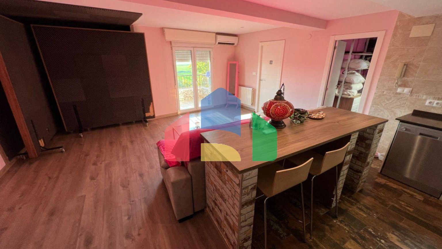 ПРОДАЁТСЯ ЖИВОПИСНАЯ КВАРТИРА В САЛЕРЕ!!!