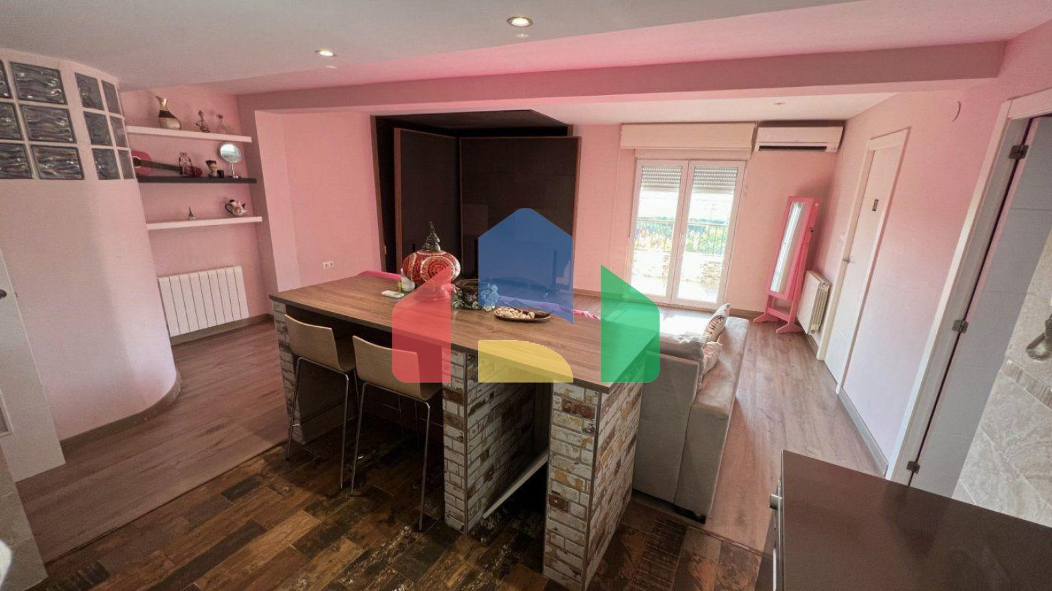 ПРОДАЁТСЯ ЖИВОПИСНАЯ КВАРТИРА В САЛЕРЕ!!!