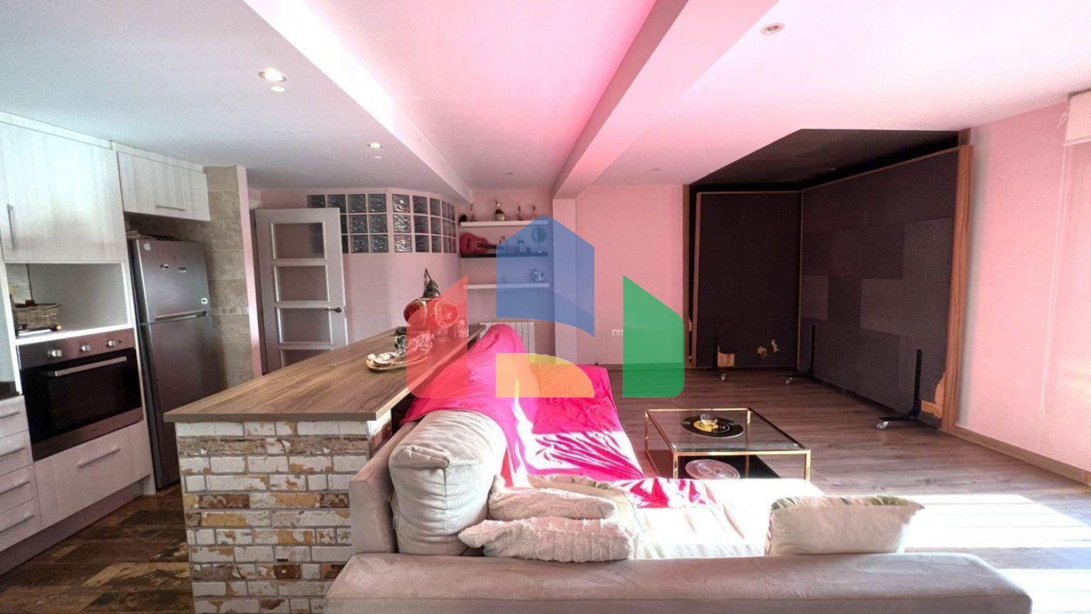 ПРОДАЁТСЯ ЖИВОПИСНАЯ КВАРТИРА В САЛЕРЕ!!!