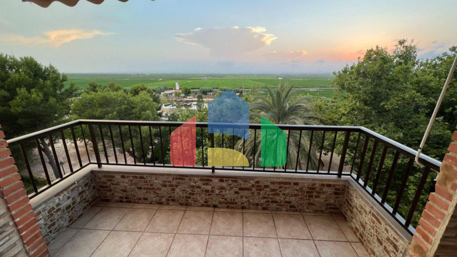 ПРОДАЁТСЯ ЖИВОПИСНАЯ КВАРТИРА В САЛЕРЕ!!!