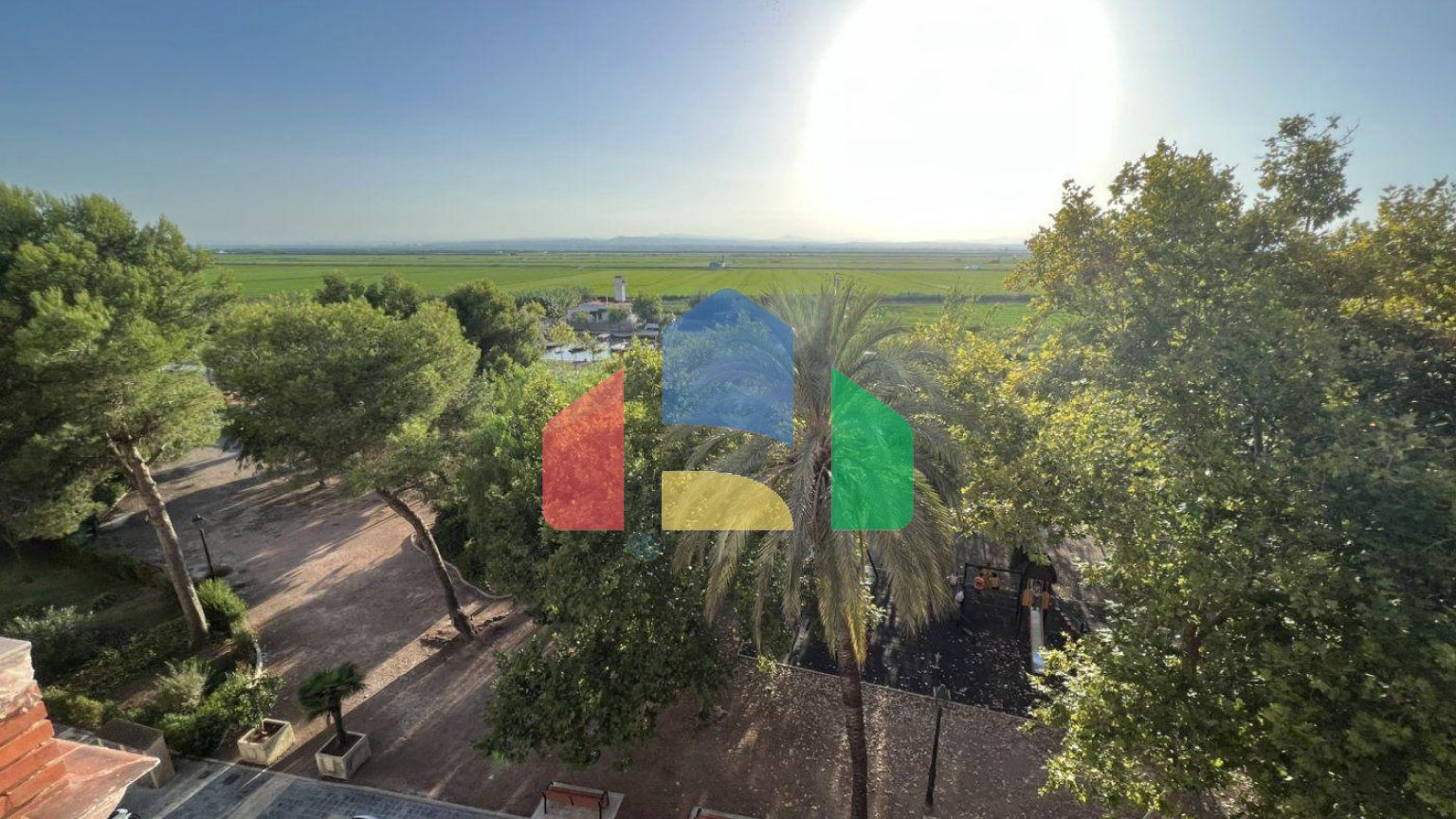 ПРОДАЁТСЯ ЖИВОПИСНАЯ КВАРТИРА В САЛЕРЕ!!!