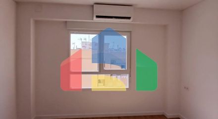 Продаётся отремонтированная квартира  3 спальни, 8 этаж с лифтом