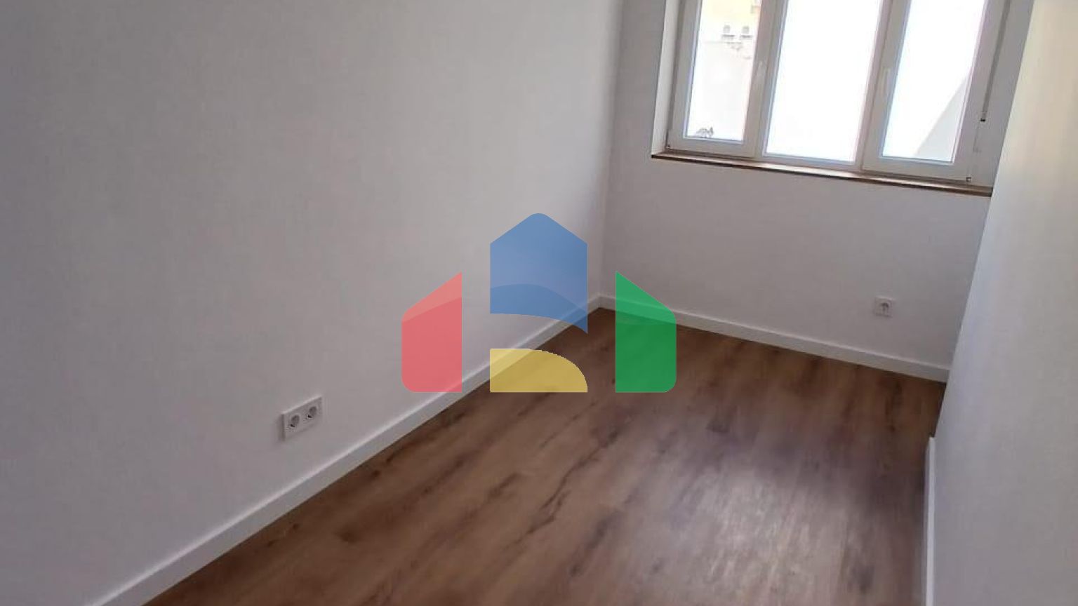 Продаётся отремонтированная квартира  3 спальни, 8 этаж с лифтом