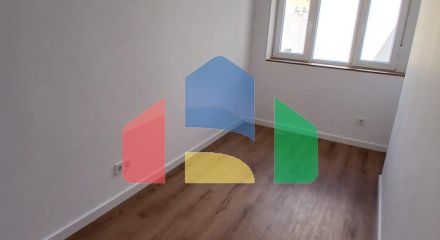 Продаётся отремонтированная квартира  3 спальни, 8 этаж с лифтом