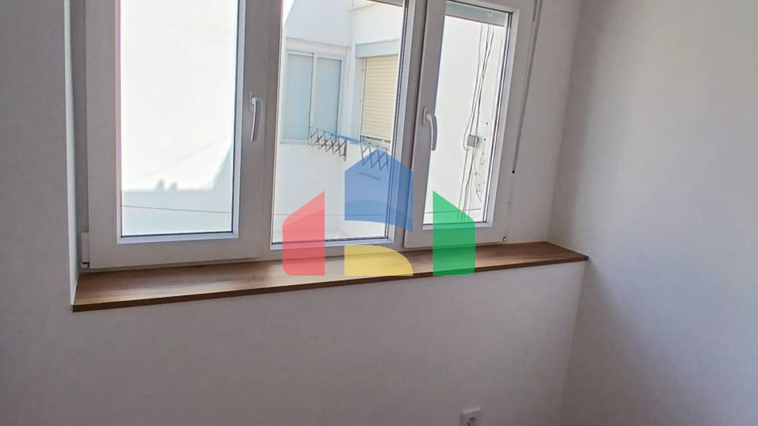 Продаётся отремонтированная квартира  3 спальни, 8 этаж с лифтом