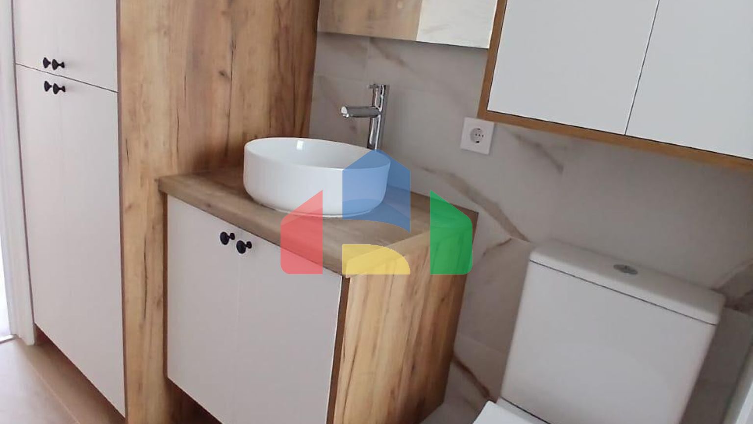 Продаётся отремонтированная квартира  3 спальни, 8 этаж с лифтом