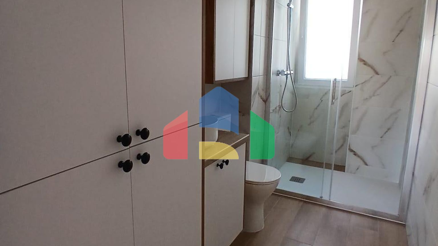 Продаётся отремонтированная квартира  3 спальни, 8 этаж с лифтом