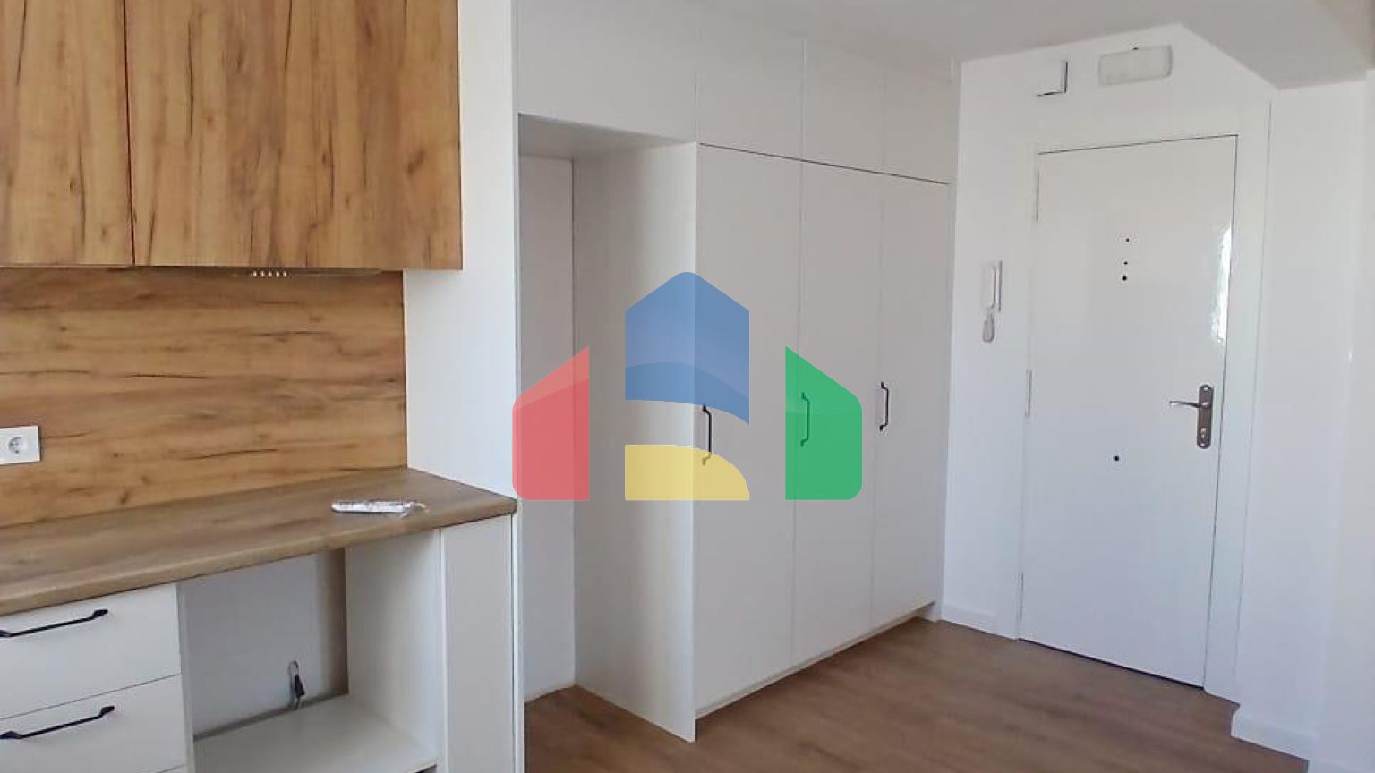 Продаётся отремонтированная квартира  3 спальни, 8 этаж с лифтом