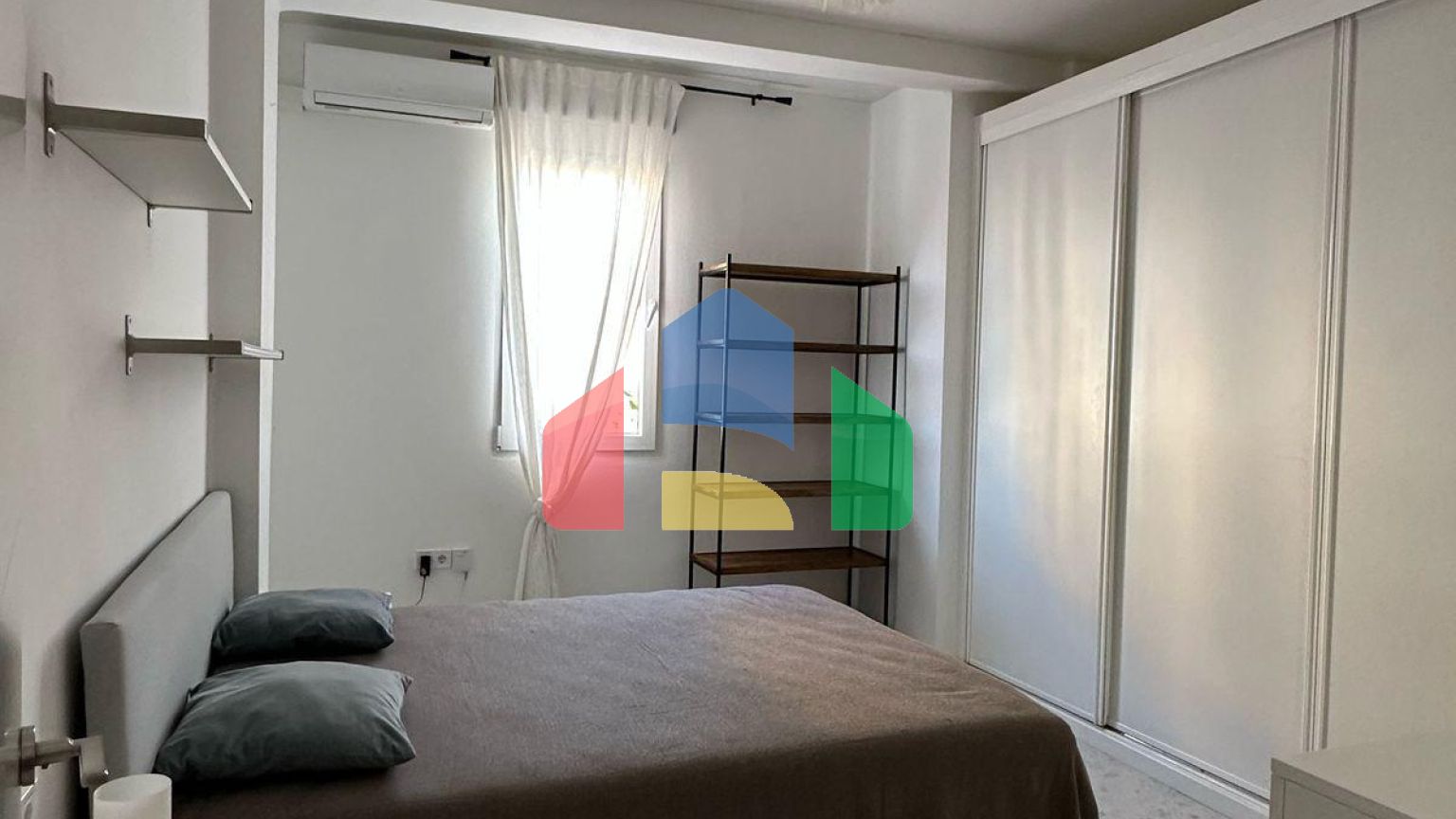 Квартира с мебелью и видом на сквер