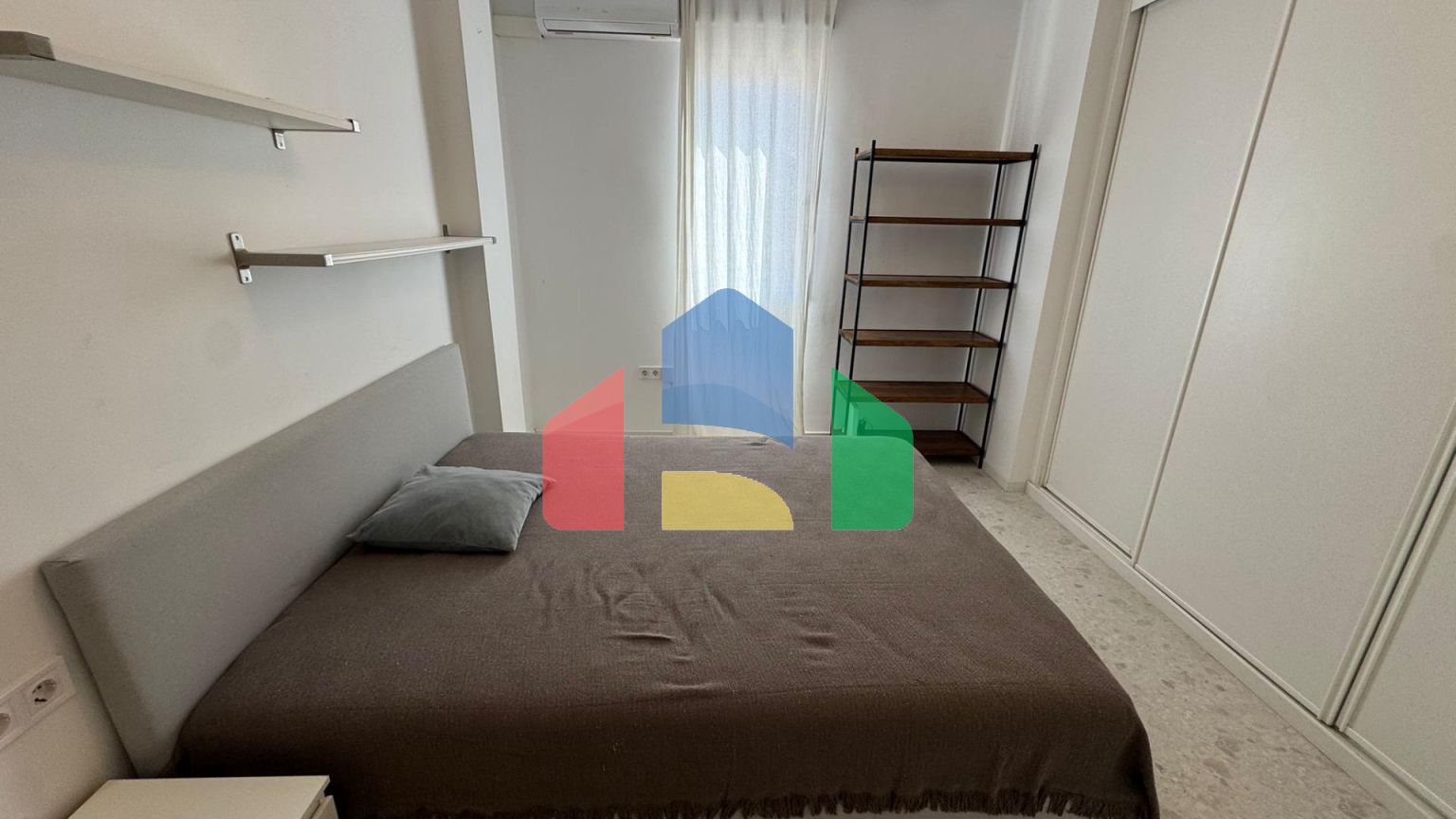 Квартира с мебелью и видом на сквер