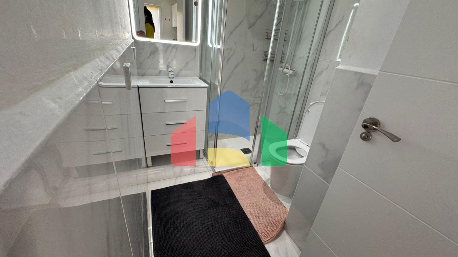 Квартира с мебелью и видом на сквер