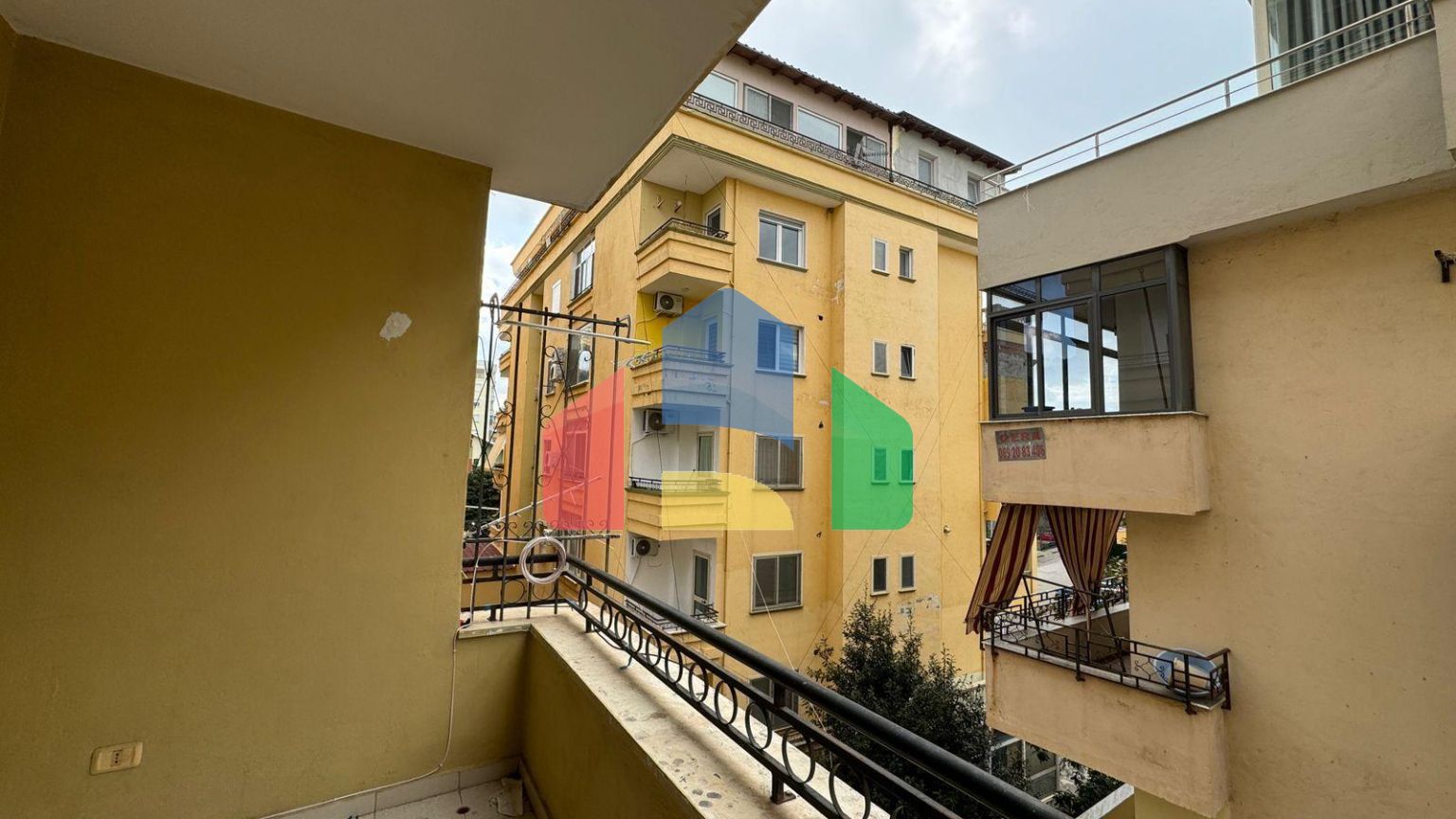 1+1 с балконом, р-н Шкемби в доме Колизей, 42 м.кв