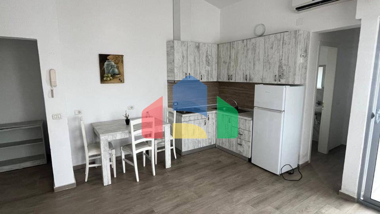 1+1  с балконом, Мали Робит, 65 м.кв