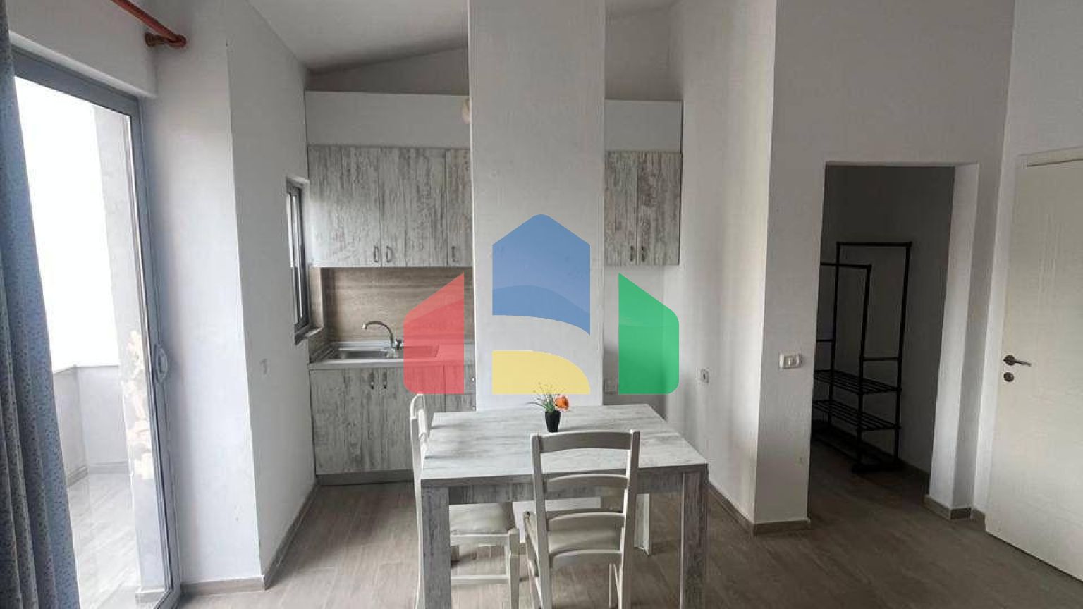 1+1  с балконом, Мали Робит, 65 м.кв