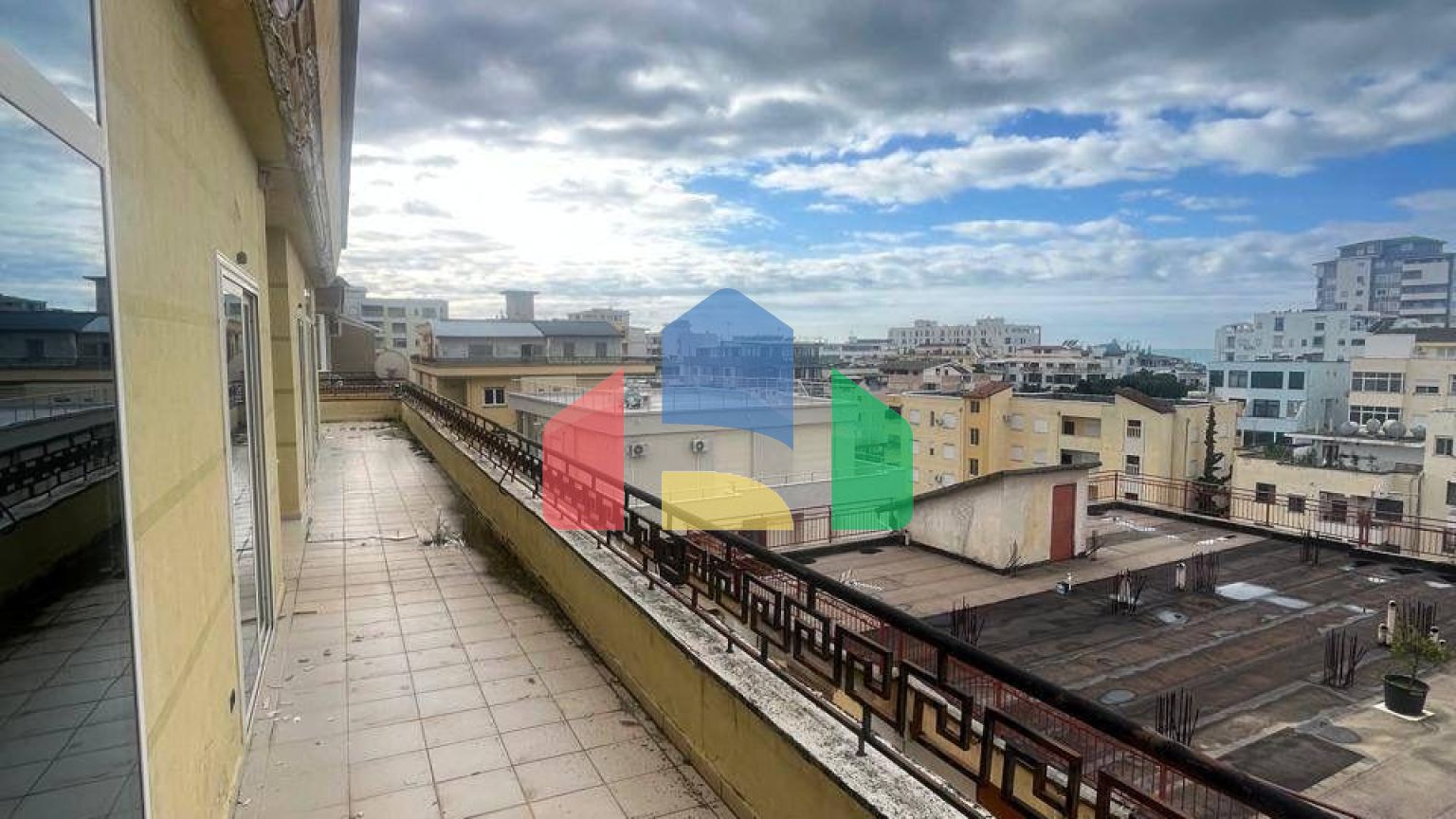 250 м.кв. + 150 м.кв. терраса на последнем этаже, Shkembi I Kavajes