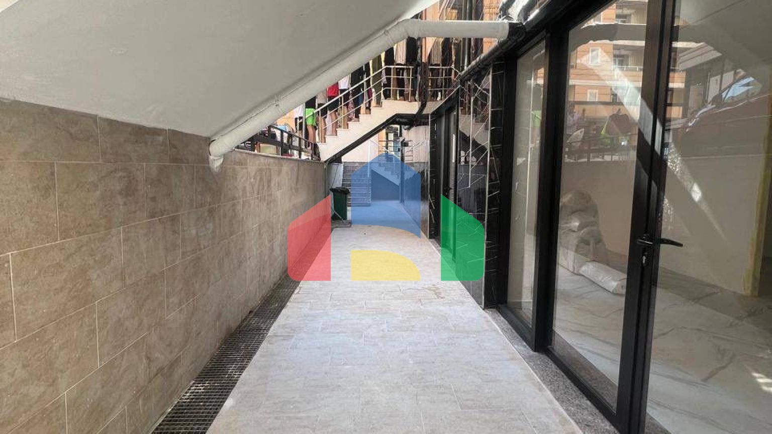 Продется под офис или магазин, Durres, Plazh, 88 м.кв