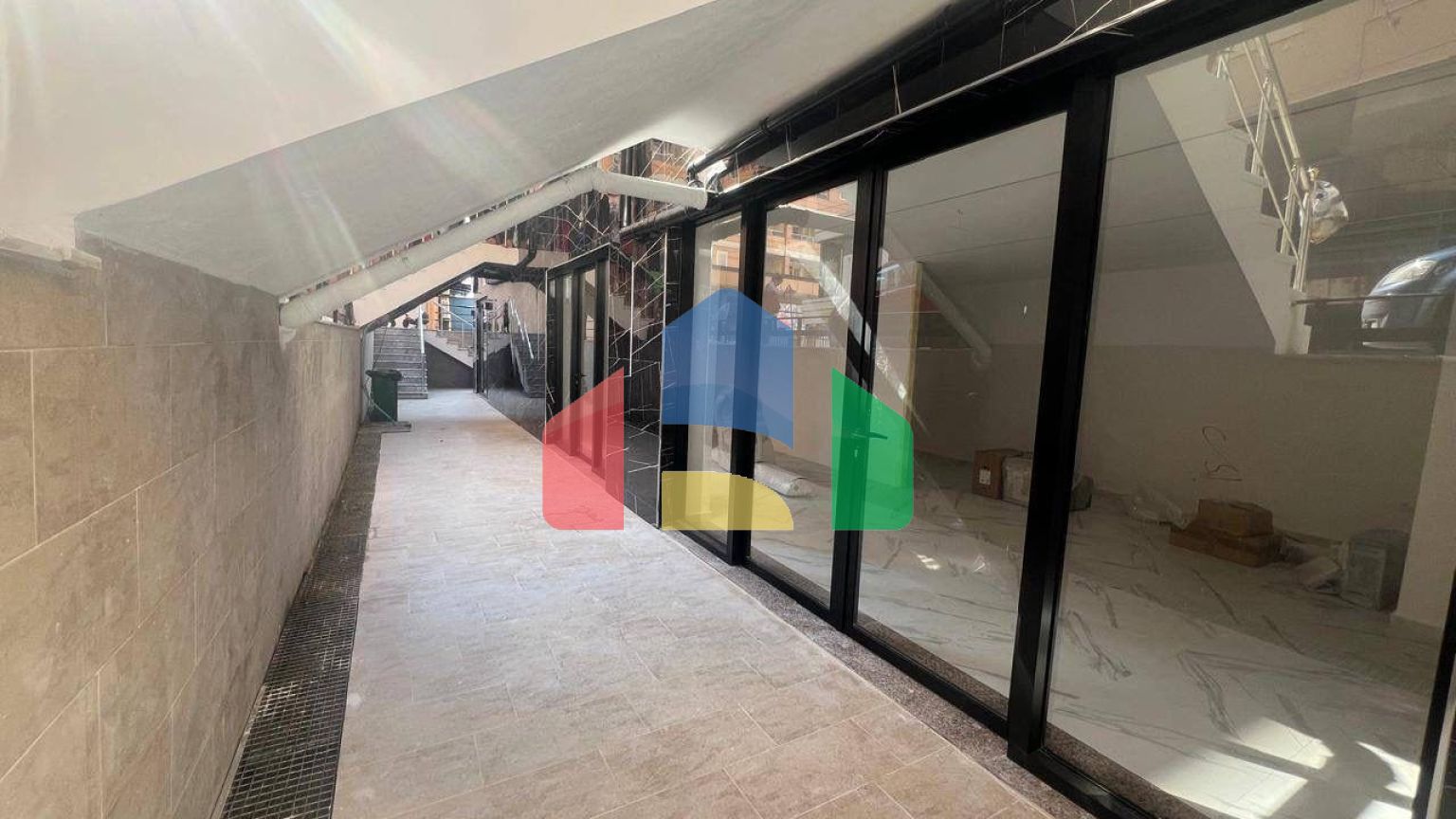 Продется под офис или магазин, Durres, Plazh, 88 м.кв