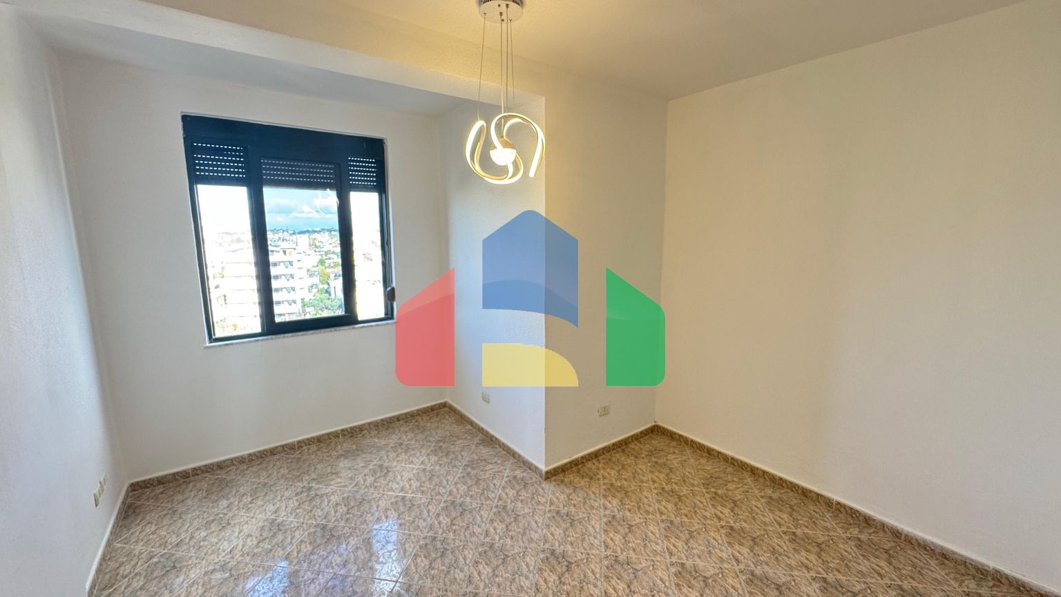 2+1 с балконом, р-н Пляж возле школы, 95 м.кв