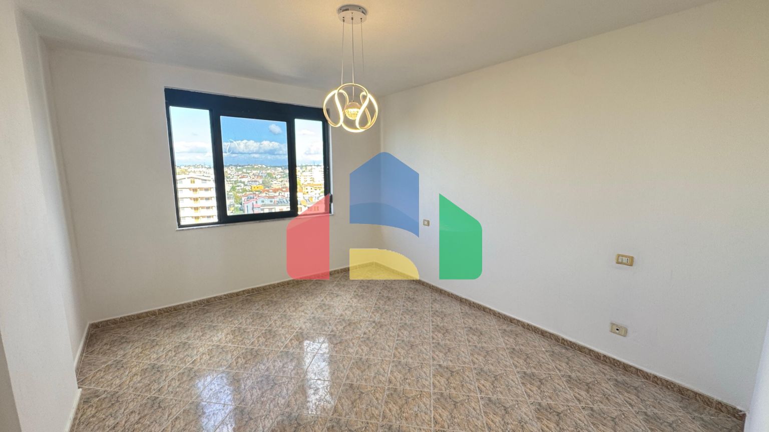 2+1 с балконом, р-н Пляж возле школы, 95 м.кв