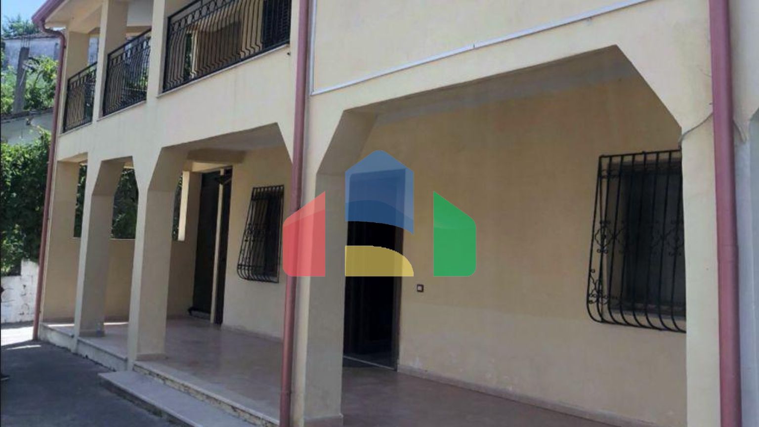 Дом с участком, возле Вилла Зогу, 260 м.кв и 444 м.кв.