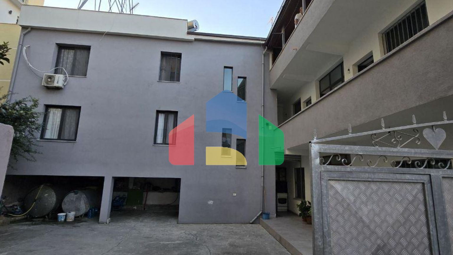 Дом на 12 спален в городе Дуррес, 409 м.кв