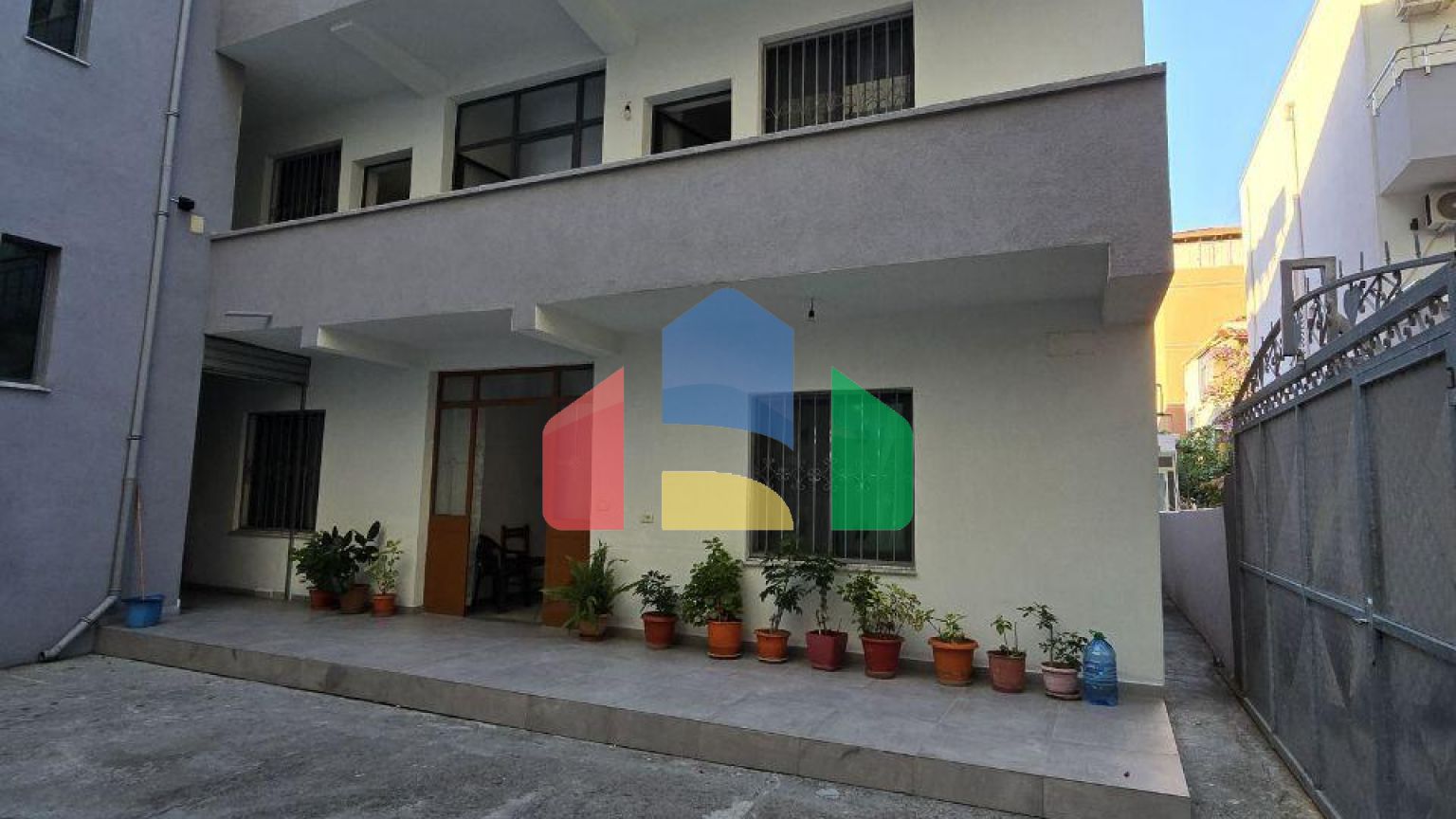 Дом на 12 спален в городе Дуррес, 409 м.кв