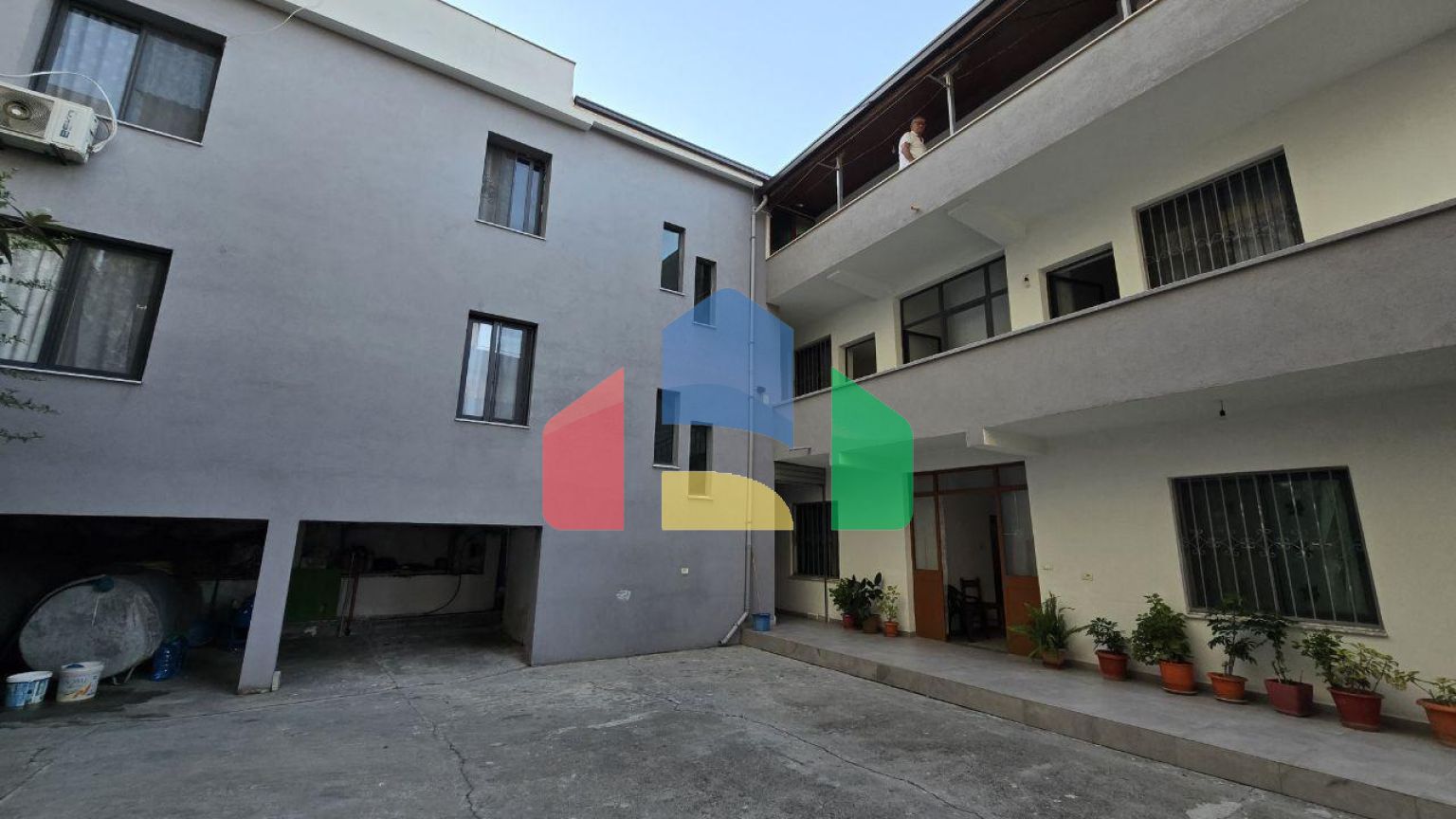 Дом на 12 спален в городе Дуррес, 409 м.кв