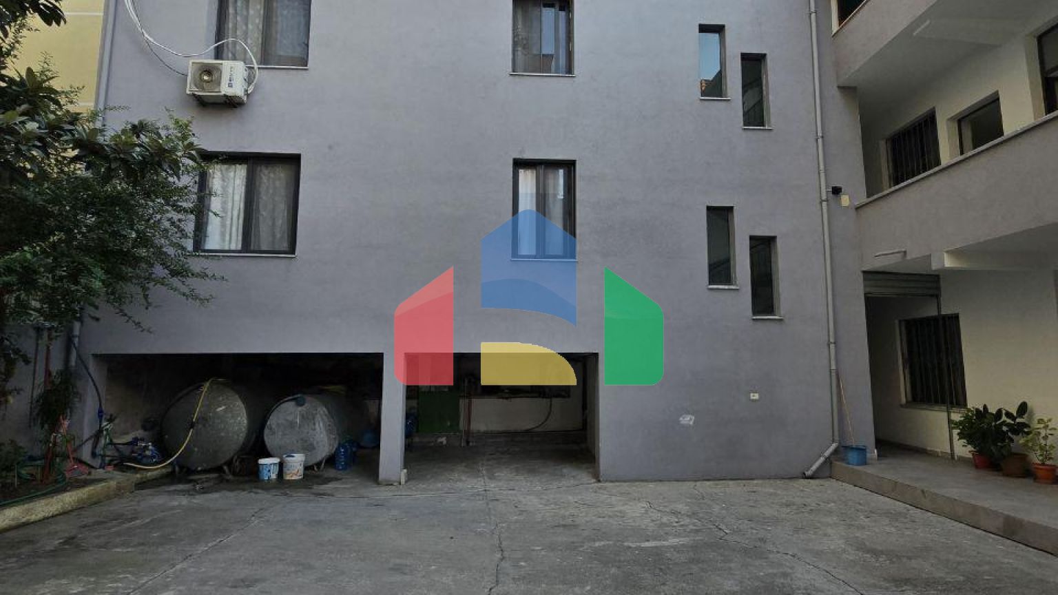 Дом на 12 спален в городе Дуррес, 409 м.кв